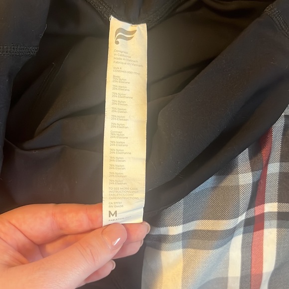 Women’s Fabletics Crop Legging! - Picture 4 of 4